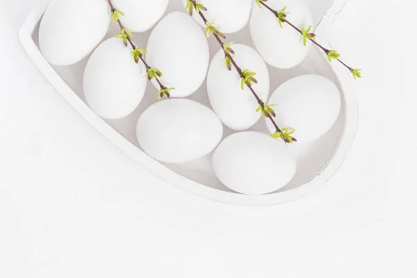 Fondo de Pascua huevos blancos ramitas de primavera verde —  Fotos de Stock