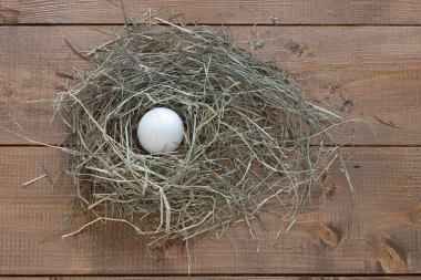 Tahta bir masada çiğ yumurta.