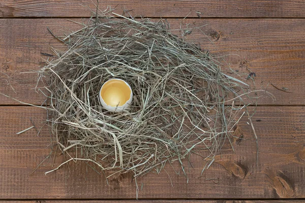 白色生鸡蛋 蛋黄放在木制桌子上 — 图库照片