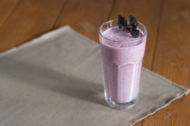 Mor fesleğenli kuşüzümü sütü.