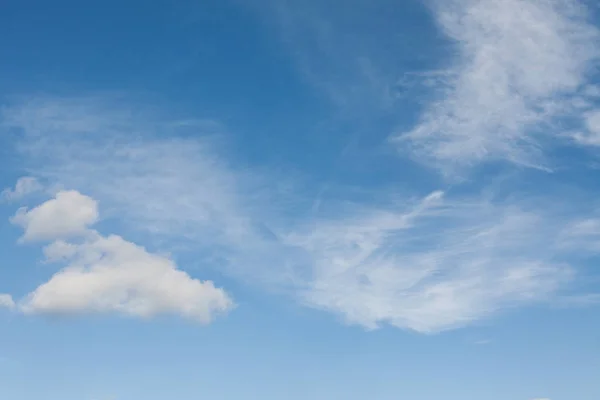 Fantastické měkké bílé mraky proti modré obloze — Stock fotografie