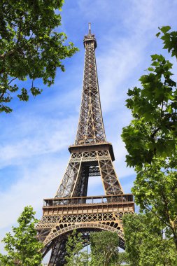 Doğa kucaklama Eyfel Kulesi