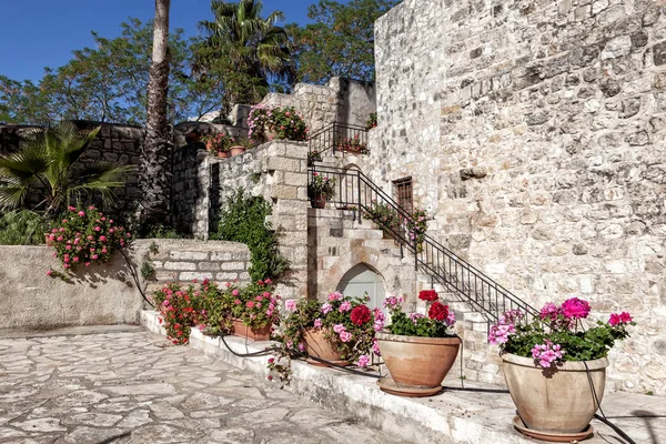 Estilo arquitectónico mediterráneo tradicional en las calles y casa residencial —  Fotos de Stock