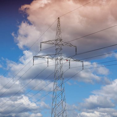 Gün batımında elektrik hatları