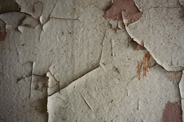 Terk edilmiş eski bir fabrika binasının geniş açılı görüntüsü