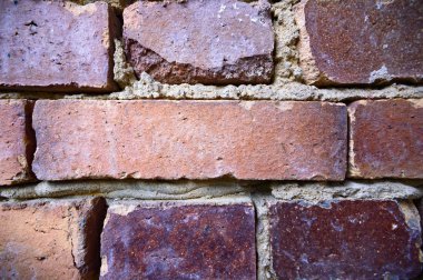 Terk edilmiş eski bir fabrika binasının geniş açılı görüntüsü