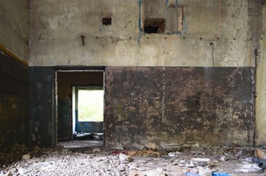 Terk edilmiş eski bir fabrika binasının geniş açılı görüntüsü