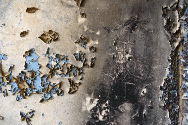 Terk edilmiş eski bir fabrika binasının geniş açılı görüntüsü
