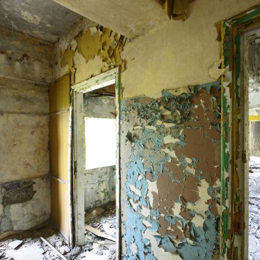 Terk edilmiş eski bir fabrika binasının geniş açılı görüntüsü