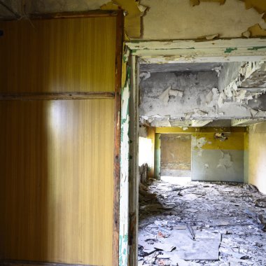 Terk edilmiş eski bir fabrika binasının geniş açılı görüntüsü