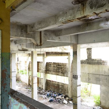 Terk edilmiş eski bir fabrika binasının geniş açılı görüntüsü