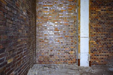 Terk edilmiş eski bir fabrika binasının geniş açılı görüntüsü