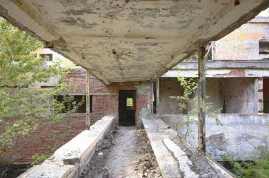 Terk edilmiş eski bir fabrika binasının geniş açılı görüntüsü