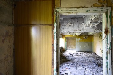 Terk edilmiş eski bir fabrika binasının geniş açılı görüntüsü