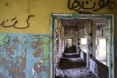 Terk edilmiş eski bir fabrika binasının geniş açılı görüntüsü