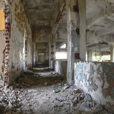 Terk edilmiş eski bir fabrika binasının geniş açılı görüntüsü