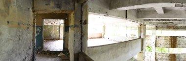 Terk edilmiş eski bir fabrika binasının geniş açılı görüntüsü