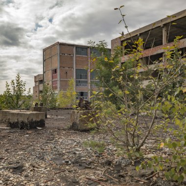 Terk edilmiş eski bir fabrika binasının geniş açılı görüntüsü