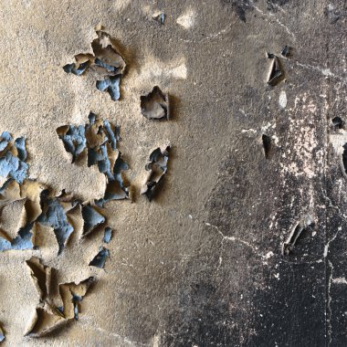 Terk edilmiş eski bir fabrika binasının geniş açılı görüntüsü