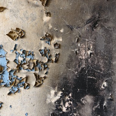 Terk edilmiş eski bir fabrika binasının geniş açılı görüntüsü
