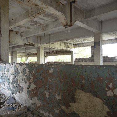 Terk edilmiş eski bir fabrika binasının geniş açılı görüntüsü