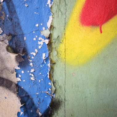 Terk edilmiş eski bir fabrika binasının geniş açılı görüntüsü