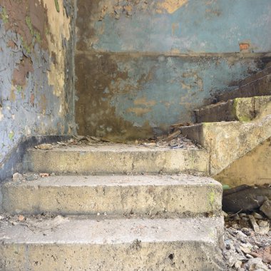 Terk edilmiş eski bir fabrika binasının geniş açılı görüntüsü