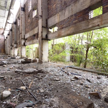 Terk edilmiş eski bir fabrika binasının geniş açılı görüntüsü