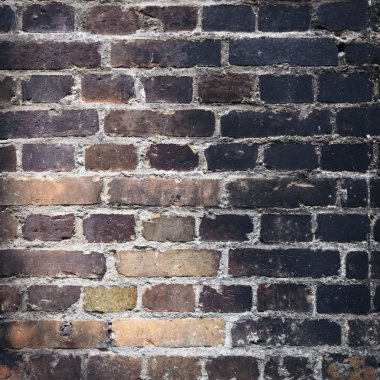 Terk edilmiş eski bir fabrika binasının geniş açılı görüntüsü