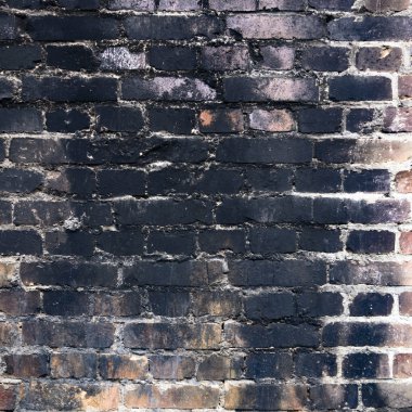 Terk edilmiş eski bir fabrika binasının geniş açılı görüntüsü