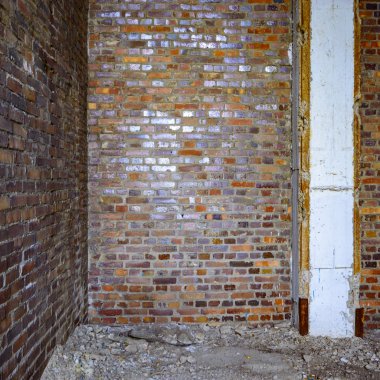 Terk edilmiş eski bir fabrika binasının geniş açılı görüntüsü