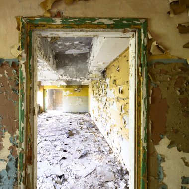 Terk edilmiş eski bir fabrika binasının geniş açılı görüntüsü