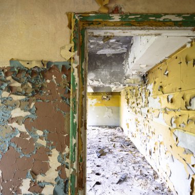 Terk edilmiş eski bir fabrika binasının geniş açılı görüntüsü