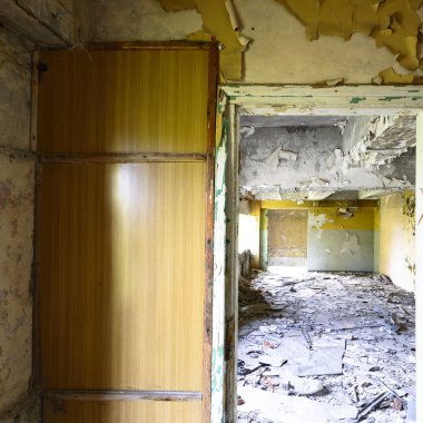 Terk edilmiş eski bir fabrika binasının geniş açılı görüntüsü