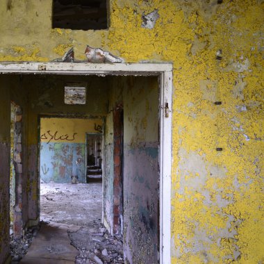 Terk edilmiş eski bir fabrika binasının geniş açılı görüntüsü