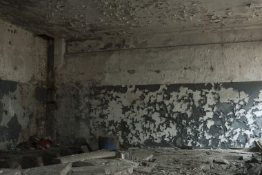 Terk edilmiş eski bir fabrika binasının geniş açılı görüntüsü