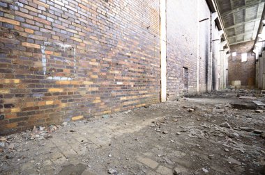 Terk edilmiş eski bir fabrika binasının geniş açılı görüntüsü