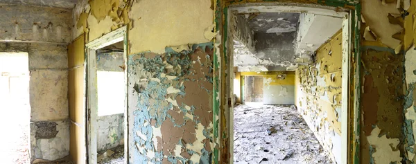 Terk edilmiş eski bir fabrika binasının geniş açılı görüntüsü