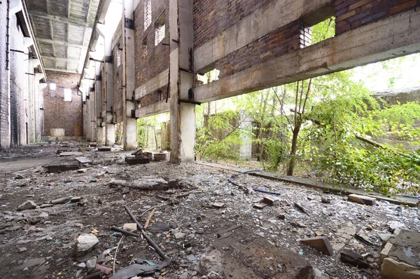 Groothoekzicht Een Oude Muur Verlaten Fabrieksgebouw — Stockfoto