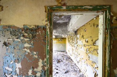 Çok kirlenmiş endüstriyel bir fabrikanın kalıntıları, sanayi serisi.