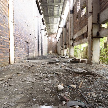 Terk edilmiş eski bir fabrika binasının geniş açılı görüntüsü