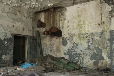 Terk edilmiş eski bir fabrika binasının geniş açılı görüntüsü