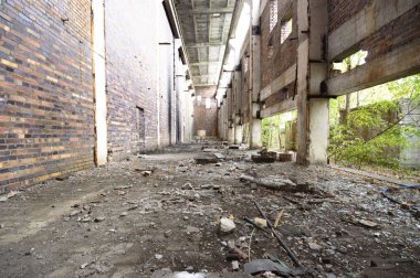 Terk edilmiş eski bir fabrika binasının geniş açılı görüntüsü