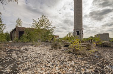 Çok kirlenmiş endüstriyel bir fabrikanın kalıntıları, sanayi serisi.