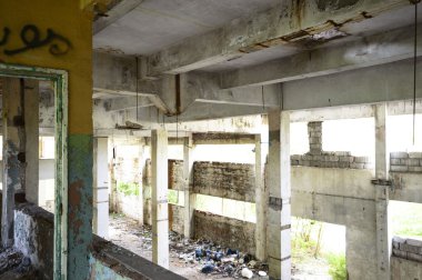 Terk edilmiş eski bir fabrika binasının geniş açılı görüntüsü