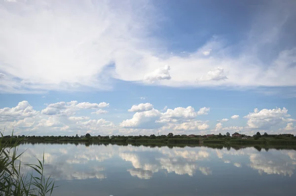 Modré Jezero Oblačnou Oblohou Přírodní Série — Stock fotografie