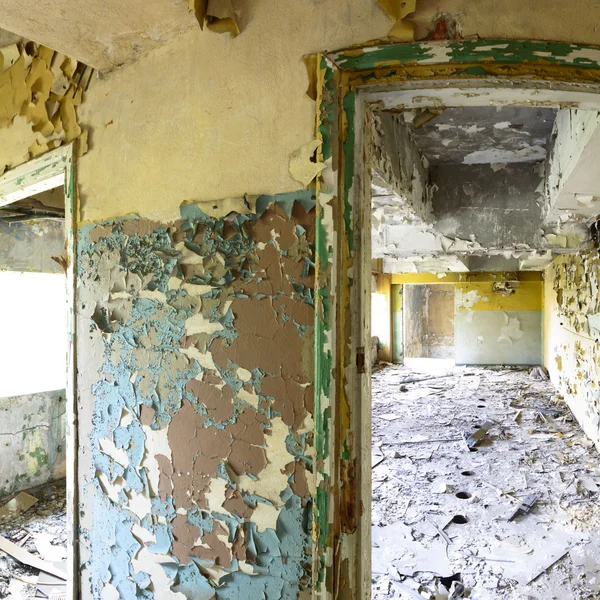 Terk edilmiş eski bir fabrika binasının geniş açılı görüntüsü