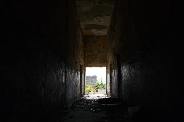 Çok kirlenmiş endüstriyel bir fabrikanın kalıntıları, sanayi serisi.