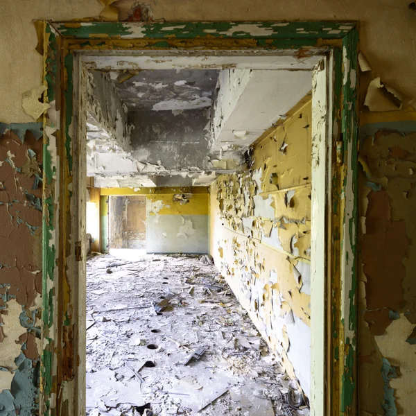 Terk edilmiş eski bir fabrika binasının geniş açılı görüntüsü