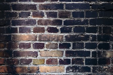 Terk edilmiş eski bir fabrika binasının geniş açılı görüntüsü